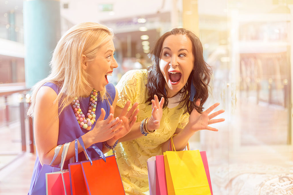 Photo de deux femmes exité en fesant du shopping